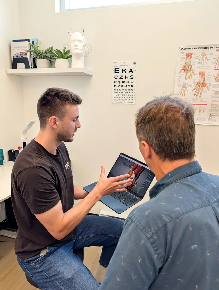 Un physiothérapeute explique son évaluation à un patient