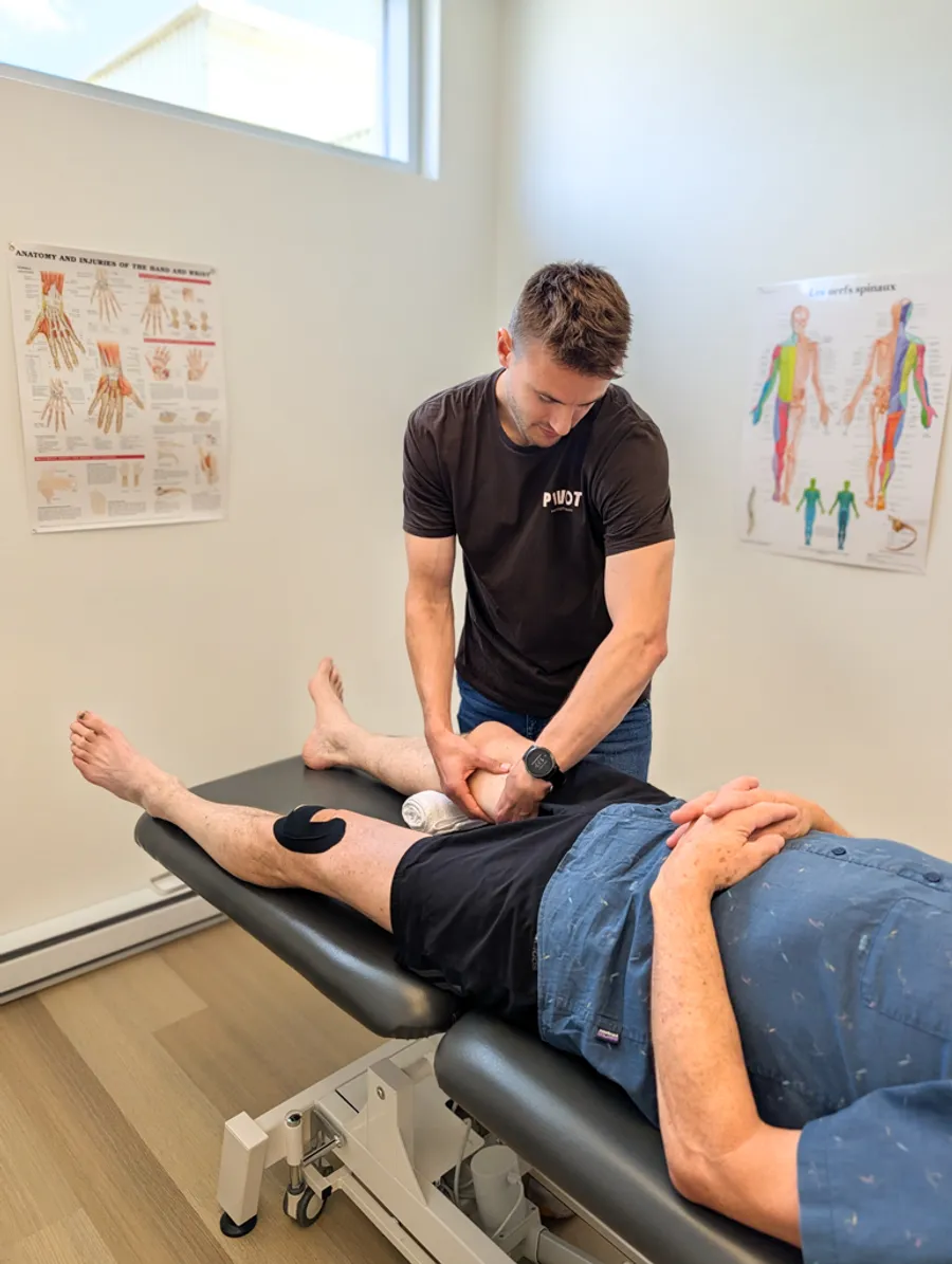 Eugène accompagne un patient pendant une séance de physiothérapie