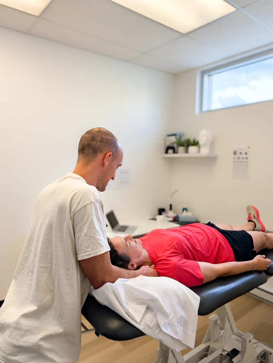 Félix accompagne un patient pendant une séance de physiothérapie